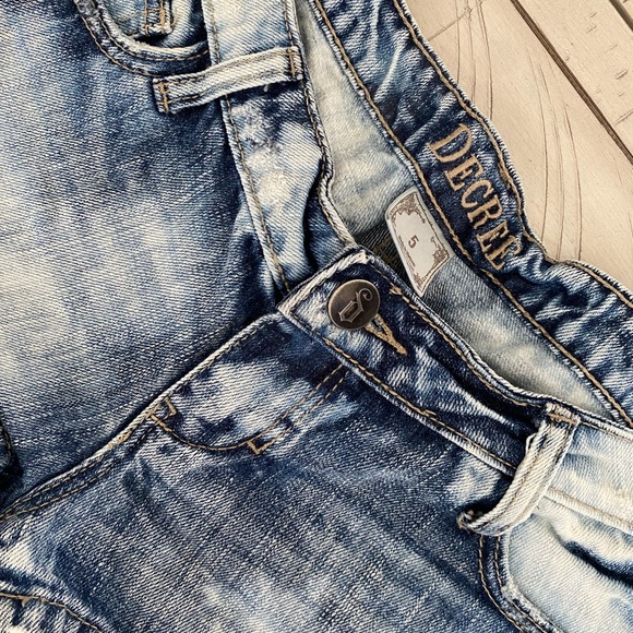 Low rise jean shorts. Size 5 - Picture 4 of 8